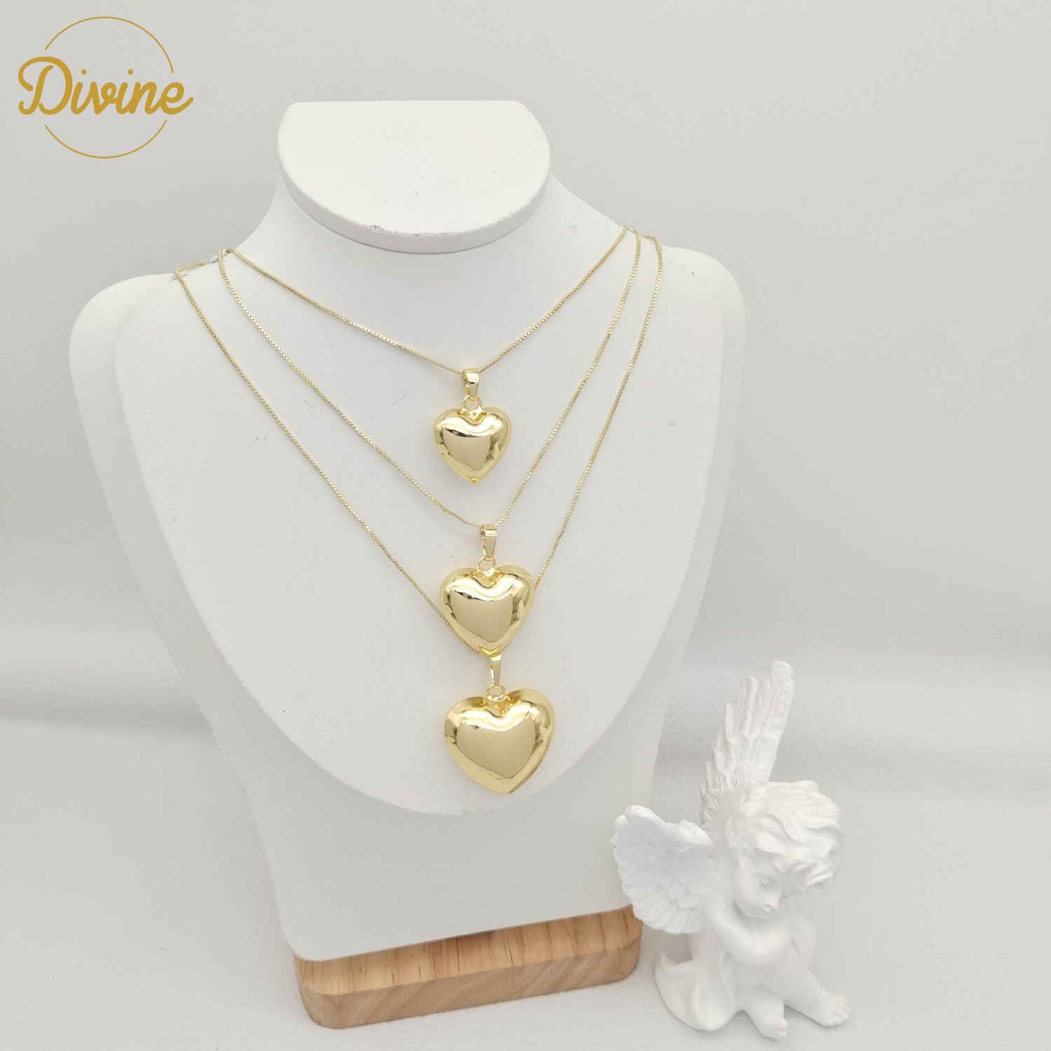 Enchanting large heart-shaped necklace with solid smooth surface and love shaped pendant chain for women and men's accessories